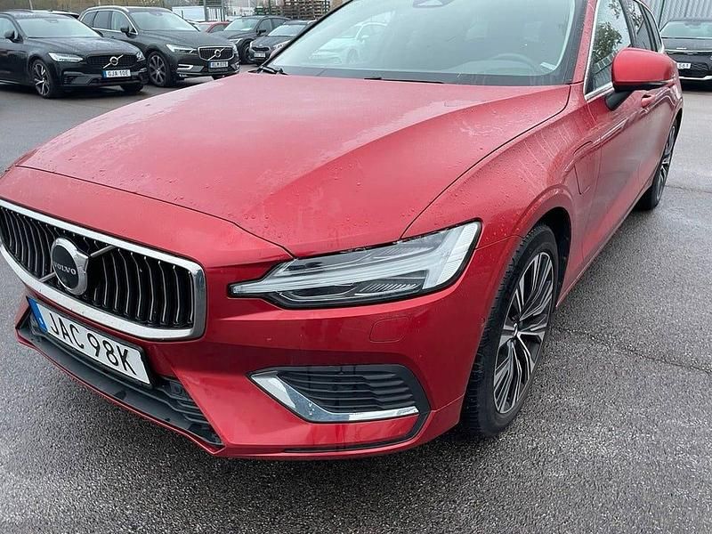 Fusion red metallic Begagnad 2023 Volvo V60 Core Kombi | 445 000 kr - Bild 1/2