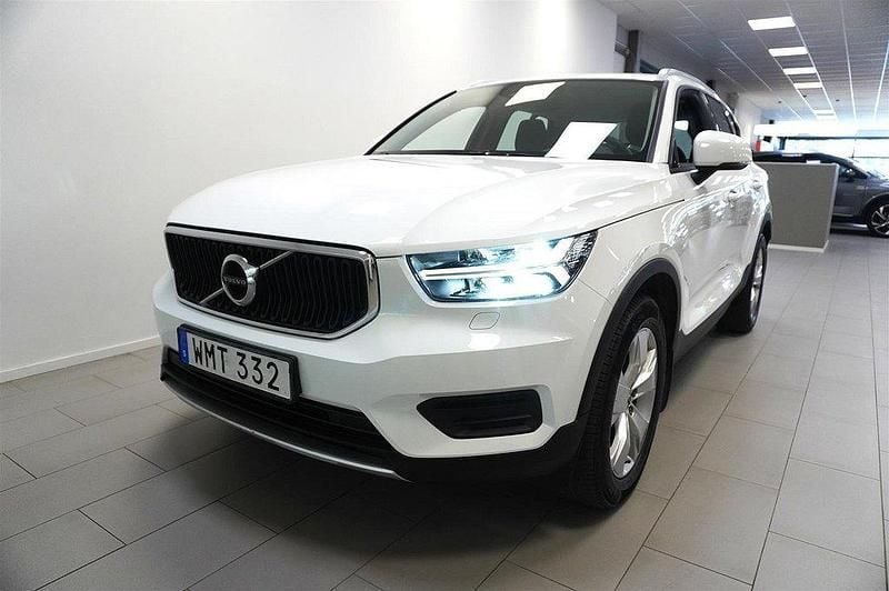 Vit Begagnad 2018 Volvo XC40 Momentum SUV | 239 900 kr (Superpris) - Bild 1/4