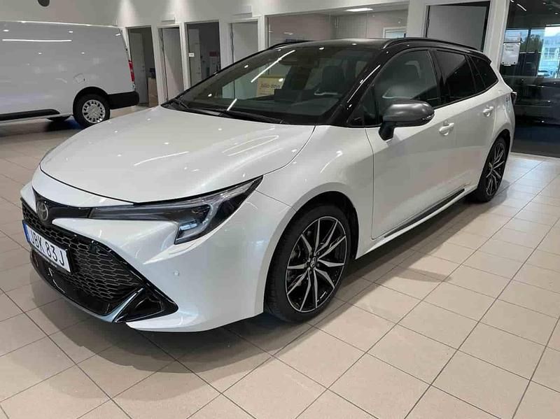 Vit Begagnad 2025 Toyota Corolla Kombi | 389 900 kr - Bild 1/1