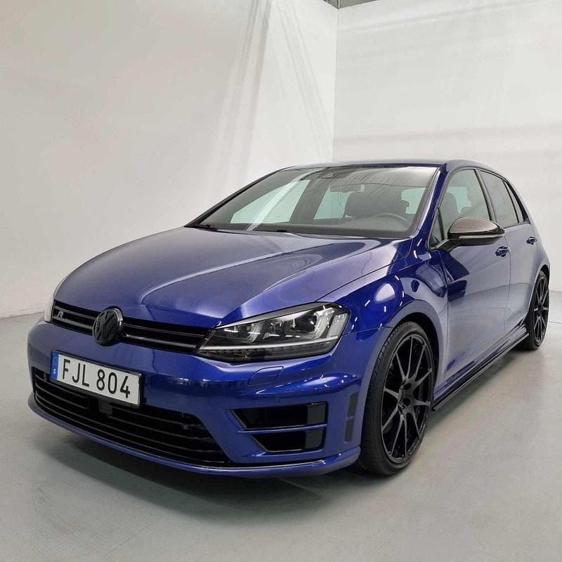 Blå Begagnad 2014 VW Golf VII R Halvkombi | 240 000 kr (Lite dyr) - Bild 1/4