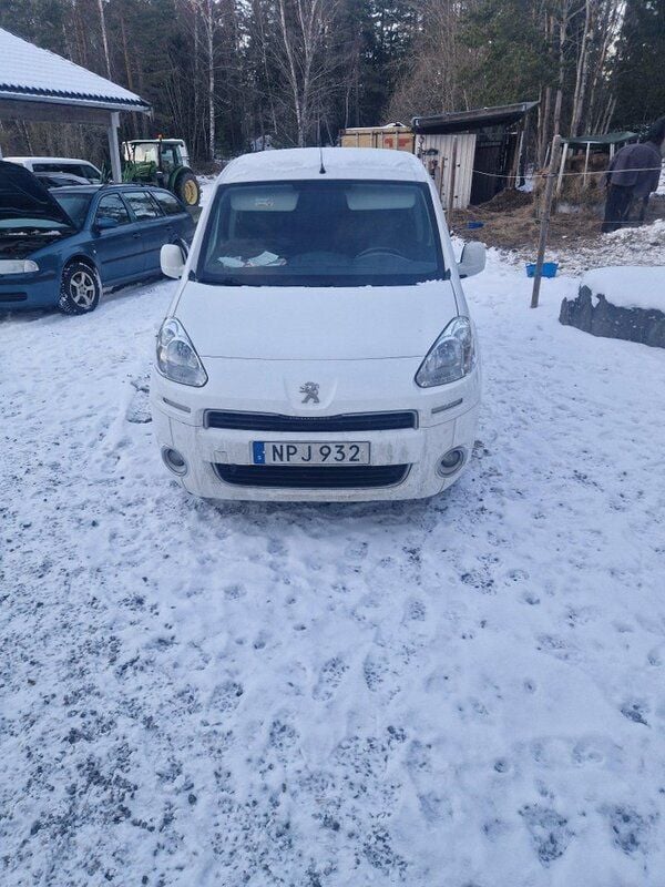 Vit Begagnad 2014 Peugeot Partner Minibuss | 40 000 kr (Superpris) - Bild 1/4