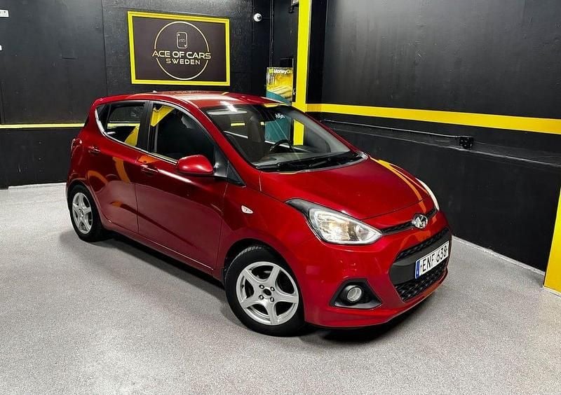 Röd Begagnad 2015 Hyundai i10 Halvkombi | 49 900 kr (Marknadspris) - Bild 1/4