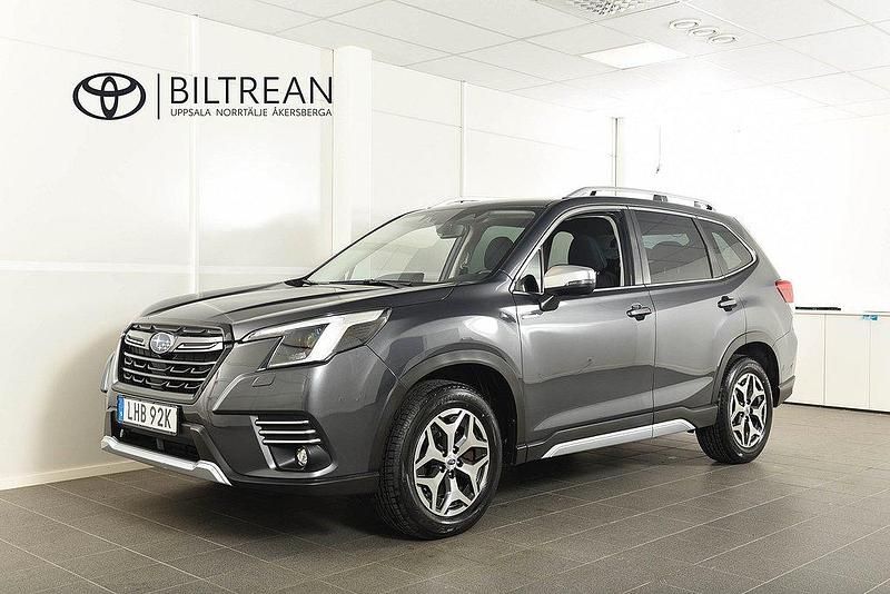 Grå Begagnad 2022 Subaru Forester Active SUV | 334 900 kr (Marknadspris) - Bild 1/4