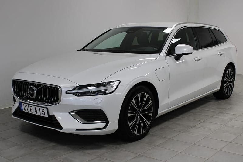 Vit Begagnad 2024 Volvo V60 Core Kombi | 439 000 kr (Marknadspris) - Bild 1/4