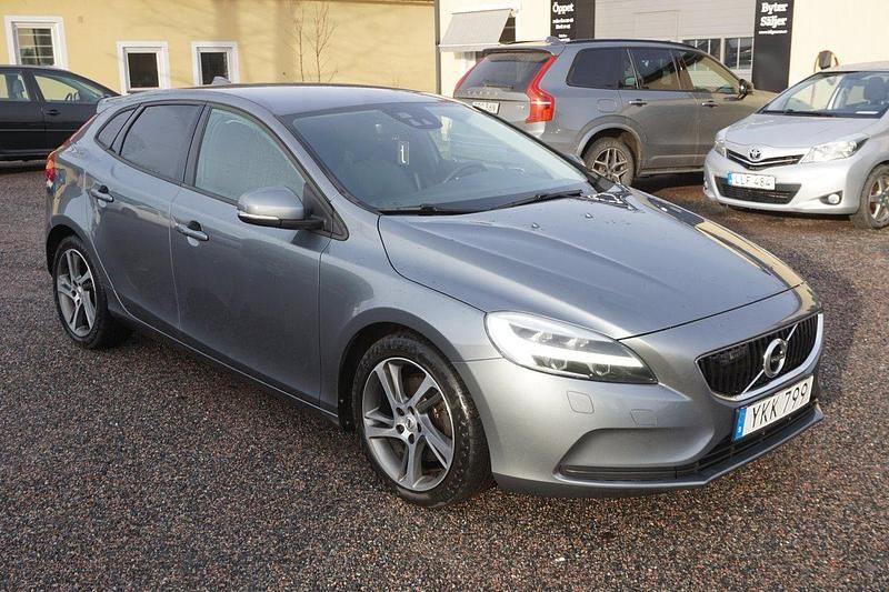 Grå Begagnad 2017 Volvo V40 Momentum Halvkombi | 99 900 kr (Marknadspris) - Bild 1/4
