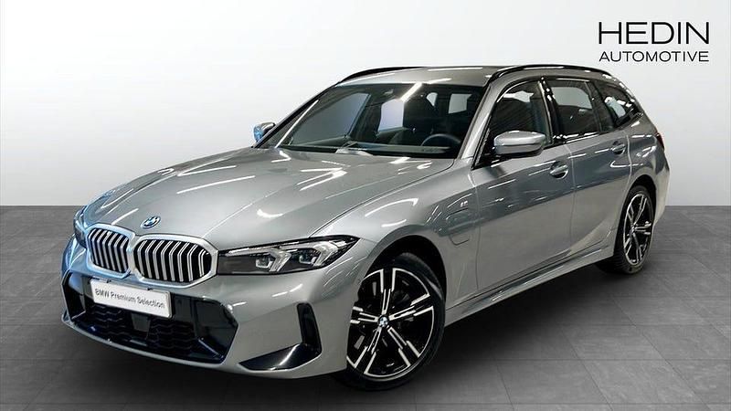 Grå Begagnad 2025 BMW 330 M Sport Kombi | 548 700 kr - Bild 1/4