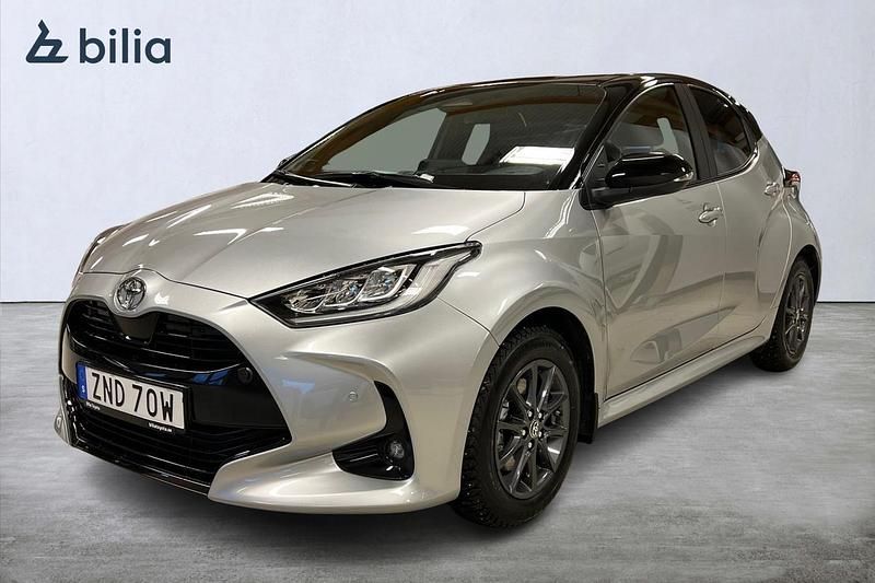 Silver Ny 2025 Toyota Yaris Hybrid Style Halvkombi | 329 000 kr (Lite dyr) - Bild 1/3