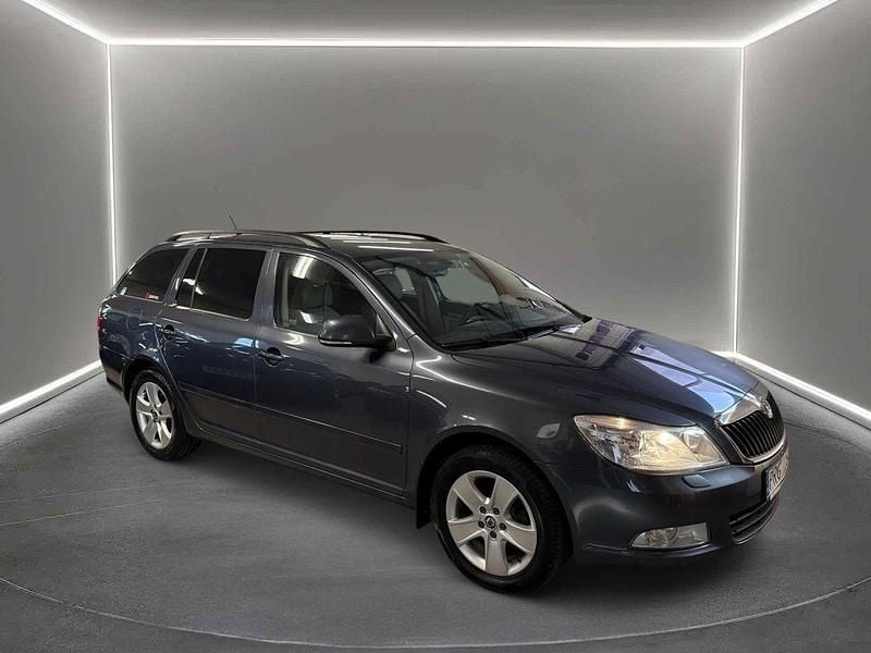 Mörkgrå Begagnad 2010 Skoda Octavia Elegance Kombi | 49 900 kr (Marknadspris) - Bild 1/4