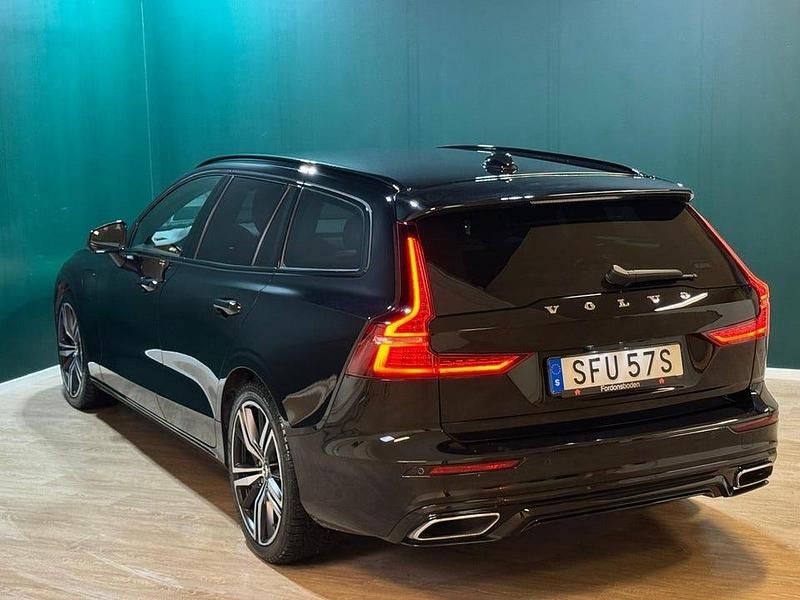 Begagnad Volvo V60 R-Design 340 HK (250 kW) 2022 Svart Kombi