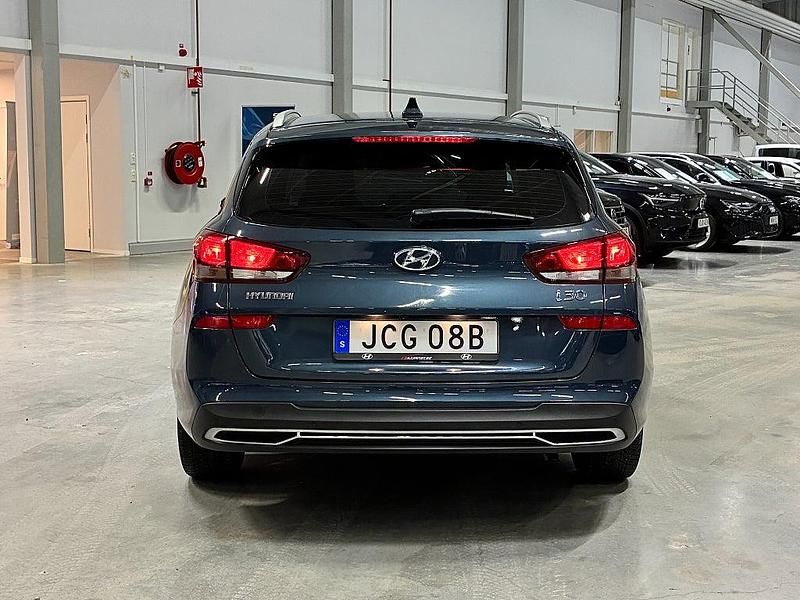 Begagnad Hyundai i30 Essential 120 HK (88 kW) 2021 Blå Kombi