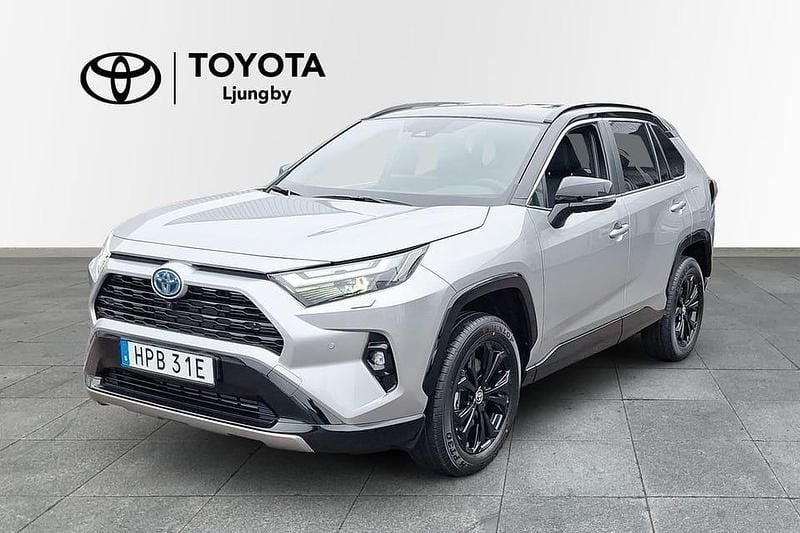 Grå Ny 2025 Toyota RAV4 Hybrid Style SUV | 495 000 kr (Marknadspris) - Bild 1/4