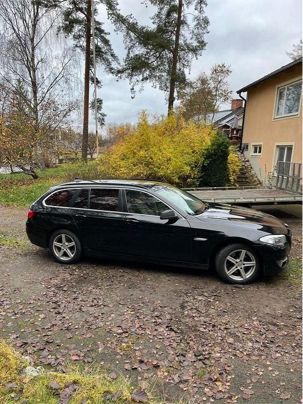 Svart Begagnad 2011 BMW 520 Kombi | 59 000 kr (Bra pris) - Bild 1/4