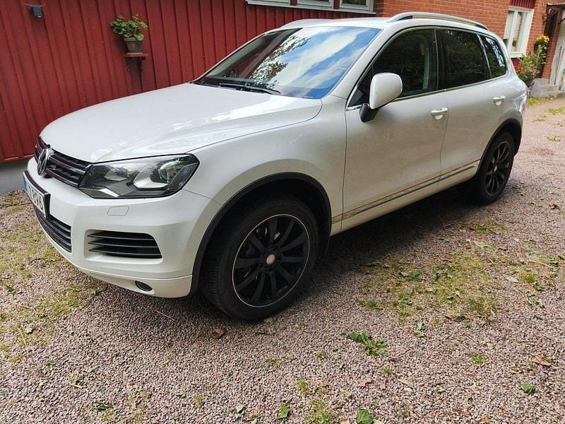 Vit Begagnad 2014 VW Touareg SUV | 163 000 kr (Marknadspris) - Bild 1/4