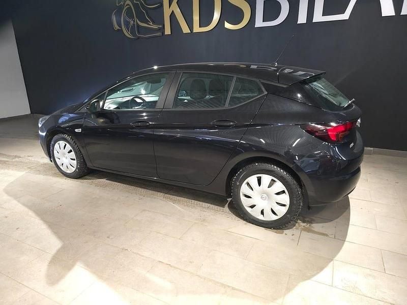 Begagnad Opel Astra Edition 105 HK (77 kW) 2016 Svart Halvkombi