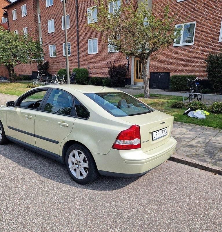 Grön Begagnad 2004 Volvo S40 Sedan | 21 500 kr (Bra pris) - Bild 1/4