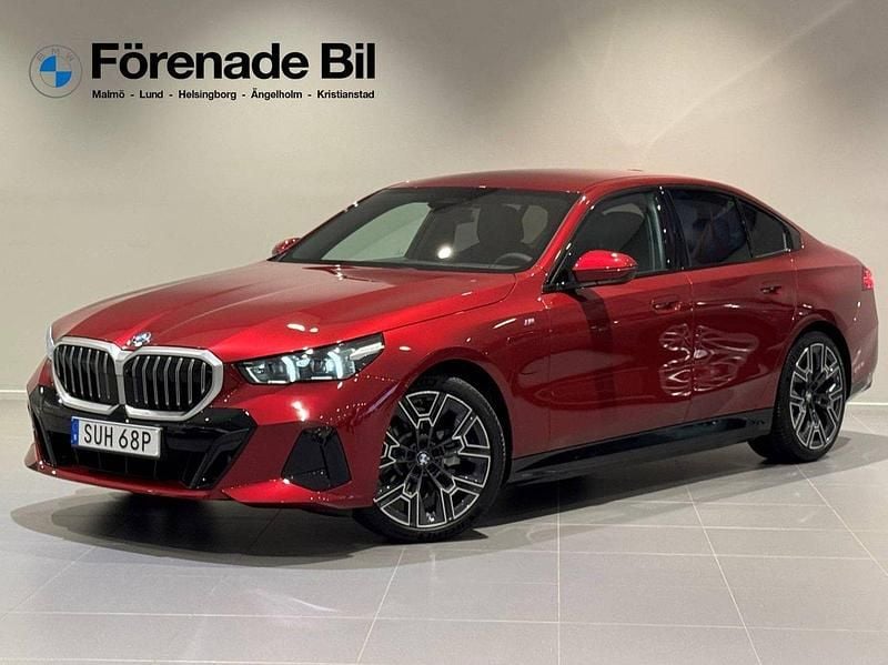 Röd Ny 2025 BMW 530e M Sport Sedan | 759 000 kr (Lite dyr) - Bild 1/4