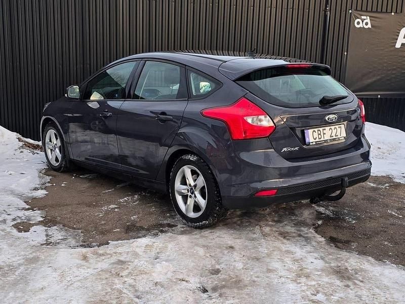 Begagnad Ford Focus Trend 95 HK (69 kW) 2011 Grå