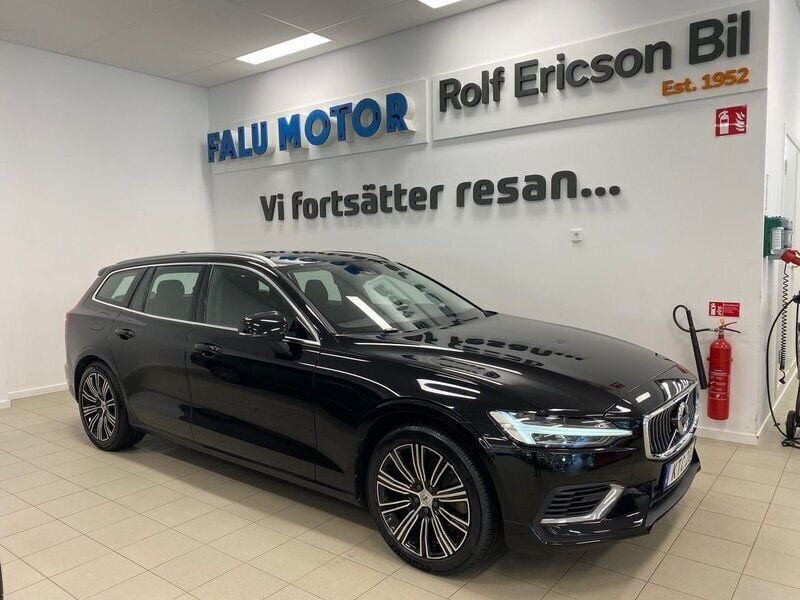 Svart Begagnad 2022 Volvo V60 Kombi | 319 500 kr (Marknadspris) - Bild 1/4