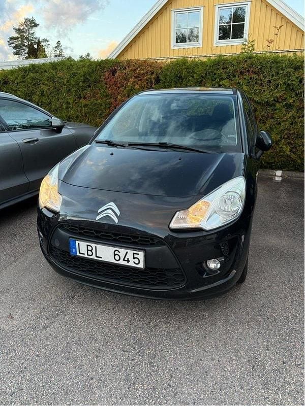 Svart Begagnad 2010 Citroën C3 Halvkombi | 35 000 kr (Marknadspris) - Bild 1/4