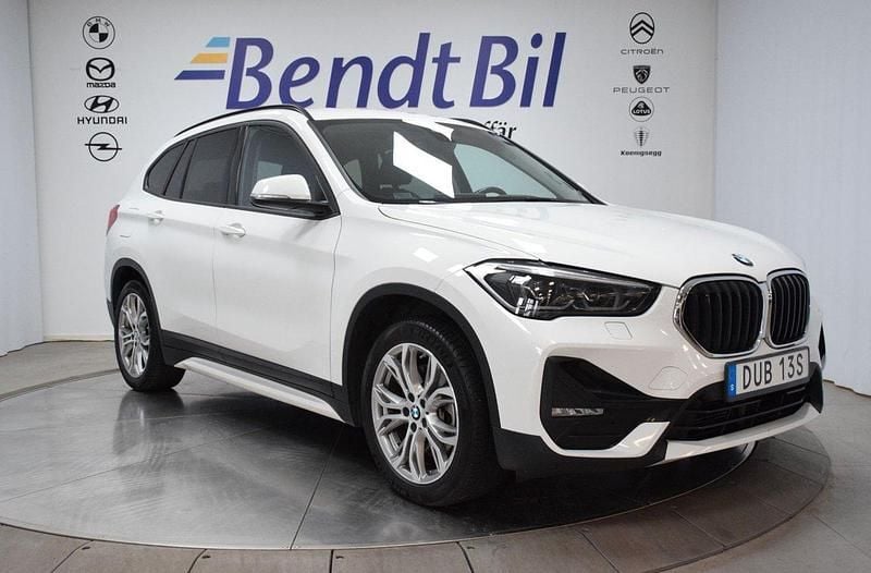 Vit Begagnad 2021 BMW X1 SUV | 249 500 kr (Marknadspris) - Bild 1/4