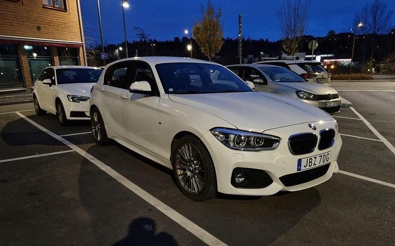 Vit Begagnad 2019 BMW 120 M Sport Halvkombi | 214 900 kr (Superpris) - Bild 1/4