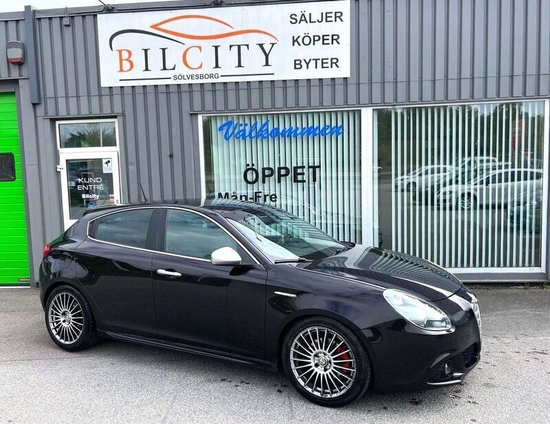 Svart Begagnad 2013 Alfa Romeo Giulietta Distinctive Halvkombi | 59 900 kr - Bild 1/4