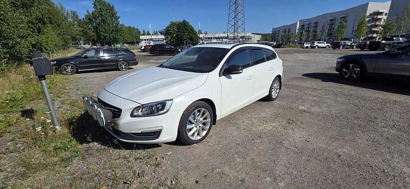 Vit Begagnad 2014 Volvo V60 Momentum Kombi | 80 000 kr (Superpris) - Bild 1/4
