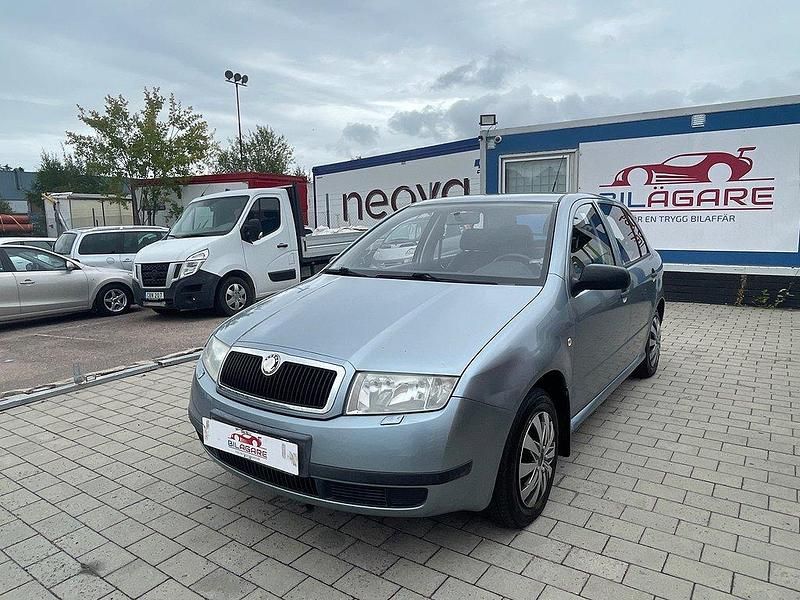 Mörkgrå Begagnad 2002 Skoda Fabia Halvkombi | 19 900 kr (Marknadspris) - Bild 1/4