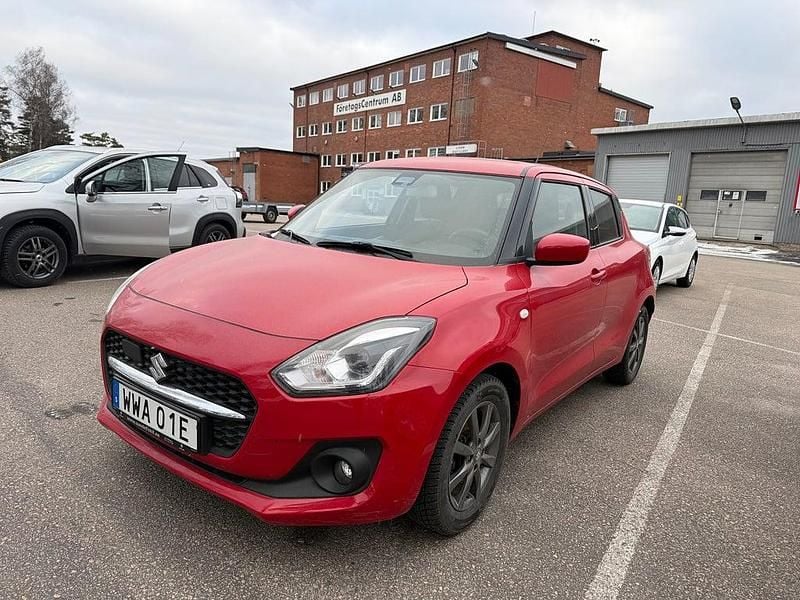 Begagnad Suzuki Swift 83 HK (61 kW) 2022 Röd Halvkombi