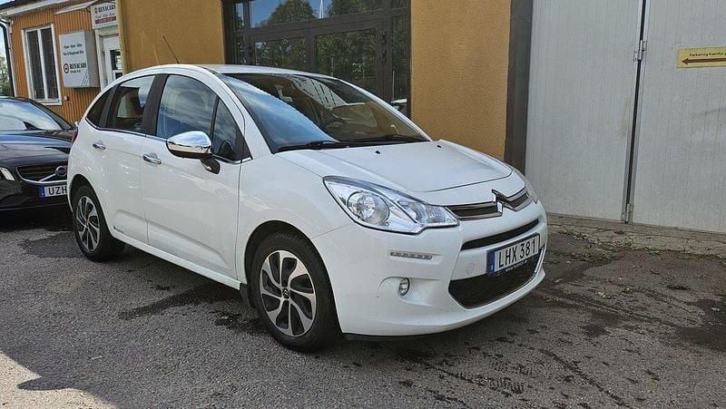 Vit Begagnad 2013 Citroën C3 Halvkombi | 54 900 kr (Marknadspris) - Bild 1/4