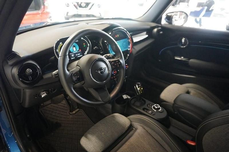 Begagnad Mini Cooper Essential 135 kW (184 HK) 2022 Blå Halvkombi