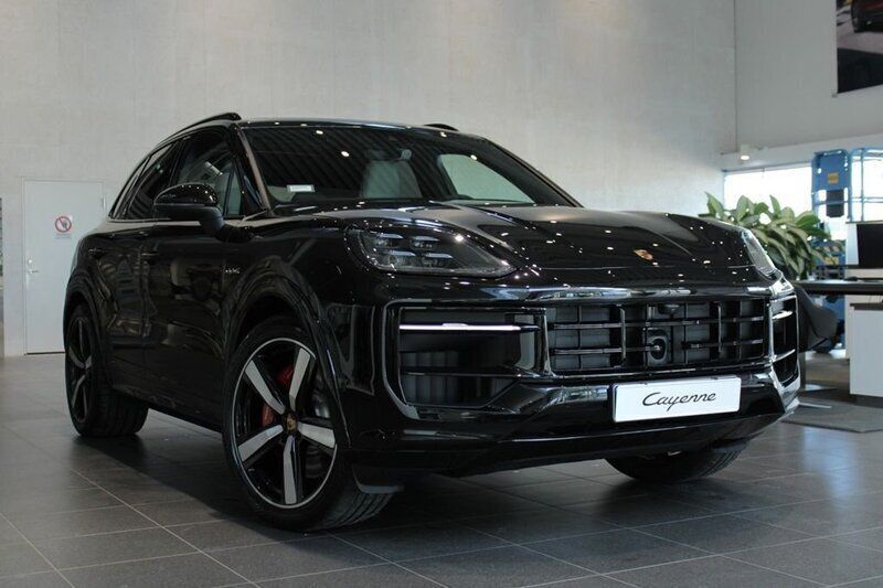 Svart Ny 2025 Porsche Cayenne S E-Hybrid SUV | 1 565 000 kr - Bild 1/4