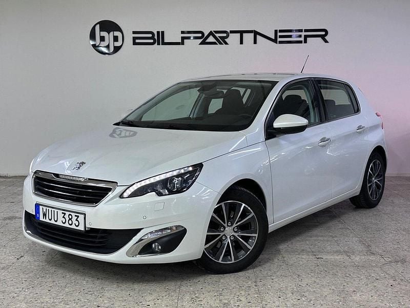 Vit Begagnad 2015 Peugeot 308 Allure Halvkombi | 119 900 kr (Marknadspris) - Bild 1/4