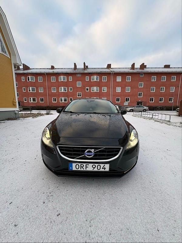 Begagnad 2015 Volvo V40 Halvkombi | 115 000 kr (Marknadspris) - Bild 1/4