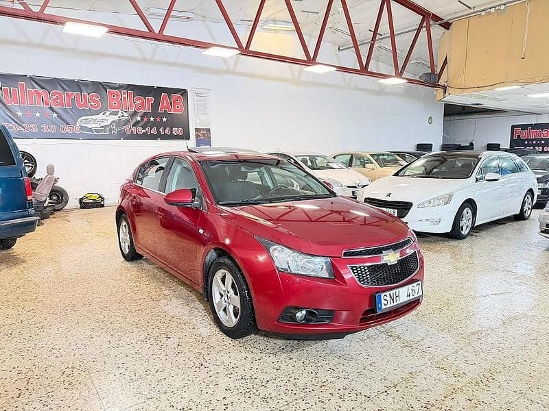 Röd Begagnad 2012 Chevrolet Cruze Halvkombi | 59 900 kr (Marknadspris) - Bild 1/4
