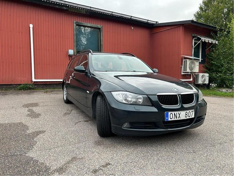 Grön Begagnad 2007 BMW 320 Advantage Kombi | 40 000 kr (Dyr) - Bild 1/4