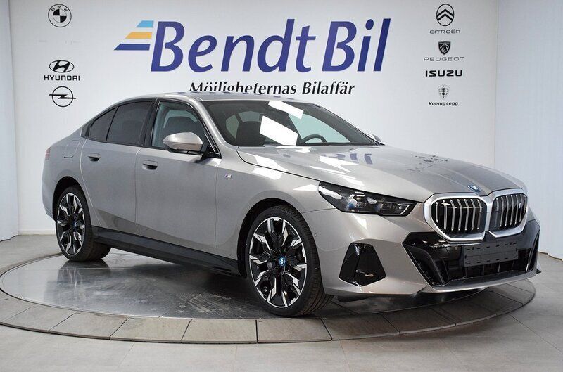 Sophistogrå Ny 2024 BMW i5 Comfort Edition Sedan | 799 500 kr - Bild 1/3