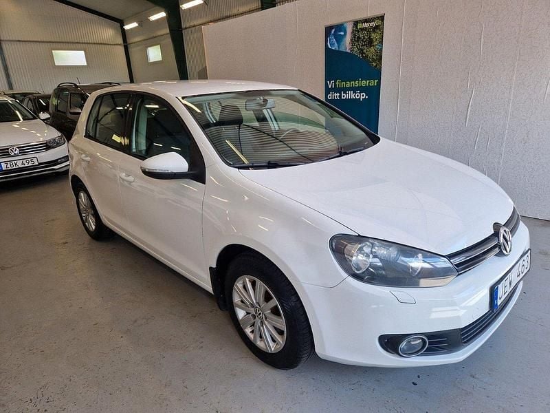 Vit Begagnad 2009 VW Golf Halvkombi | 69 900 kr (Marknadspris) - Bild 1/4