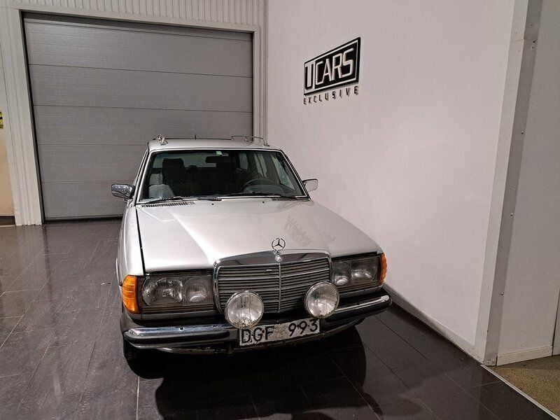 Begagnad Mercedes E280 185 HK (136 kW) 1982 Ljusgrå Kombi