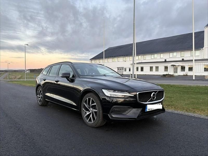 Svart Begagnad 2019 Volvo V60 Momentum Kombi | 235 000 kr (Marknadspris) - Bild 1/4