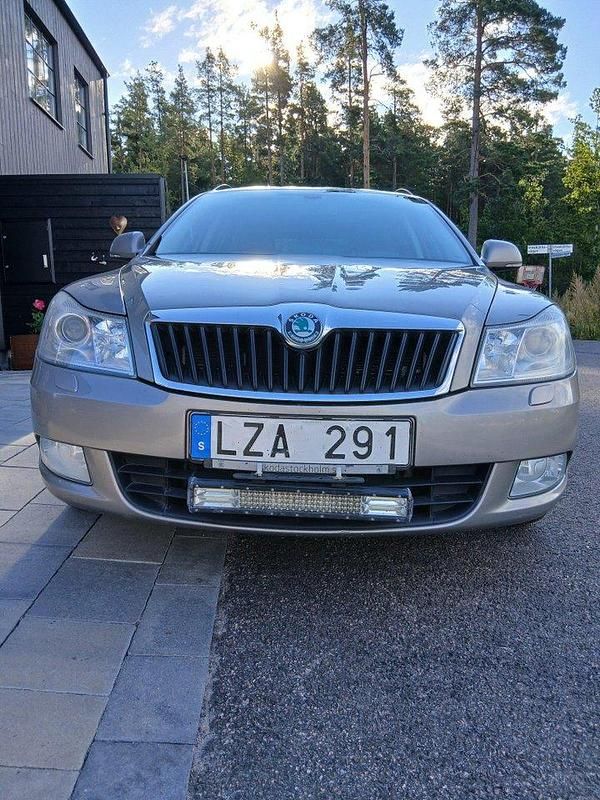Brun Begagnad 2012 Skoda Octavia Elegance Kombi | 39 000 kr (Bra pris) - Bild 1/4