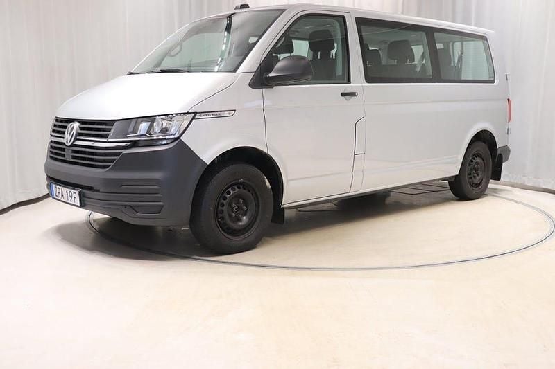 Reflexsilver metallic Begagnad 2022 VW Caravelle Minibuss | 408 900 kr (Bra pris) - Bild 1/4