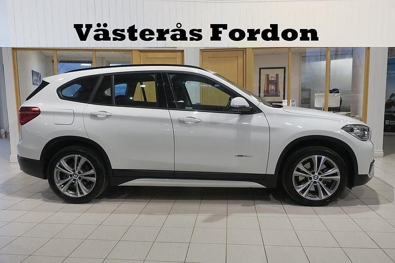 Vit Begagnad 2016 BMW X1 Sport Line SUV | 232 900 kr (Marknadspris) - Bild 1/4