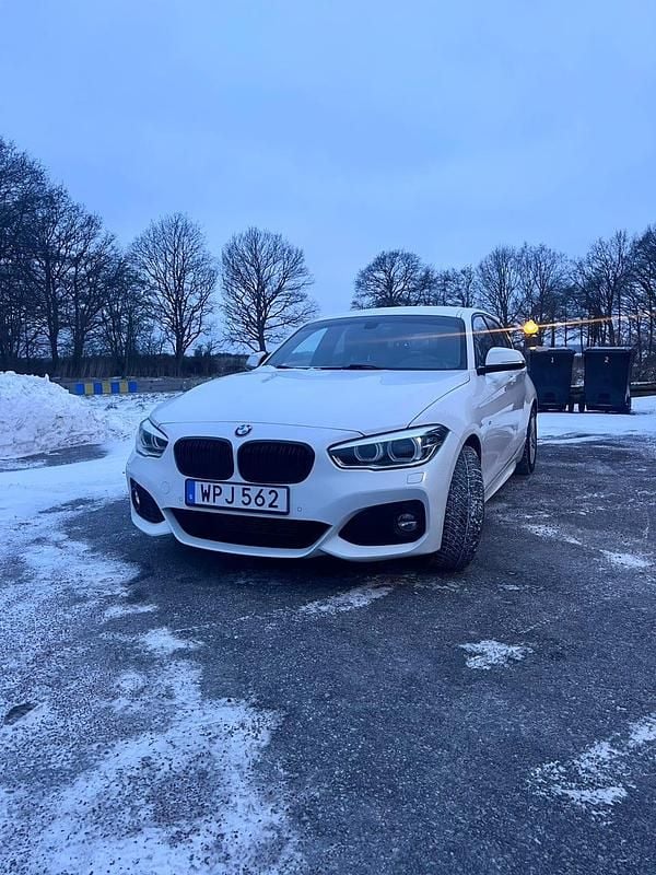 Begagnad 2016 BMW 118 Halvkombi | 139 000 kr (Marknadspris) - Bild 1/4