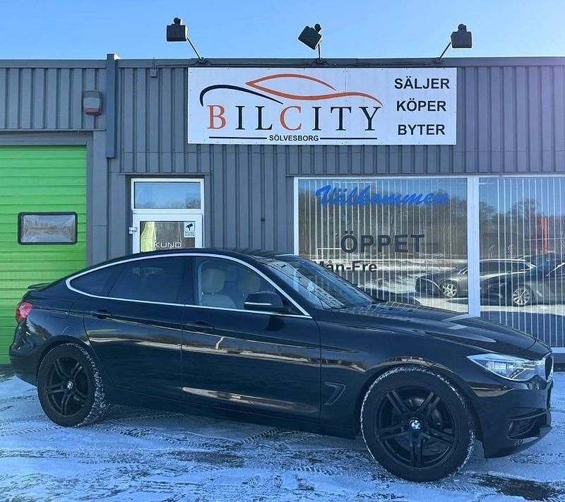 Begagnad BMW 318 Gran Turismo 143 HK (105 kW) 2014 Svart