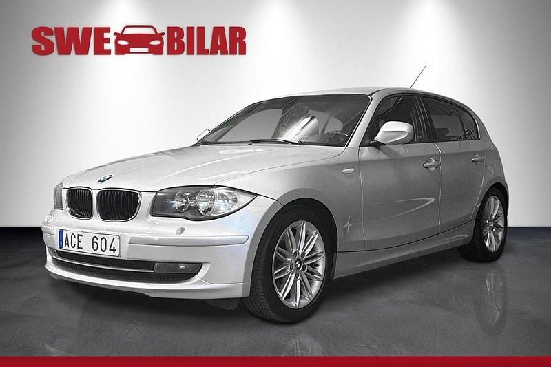 Ljusgrå Begagnad 2009 BMW 118 Advantage Halvkombi | 79 900 kr (Marknadspris) - Bild 1/4