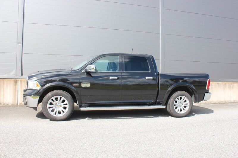 Svart Begagnad 2018 RAM 1500 Pickup | 429 900 kr (Bra pris) - Bild 1/4