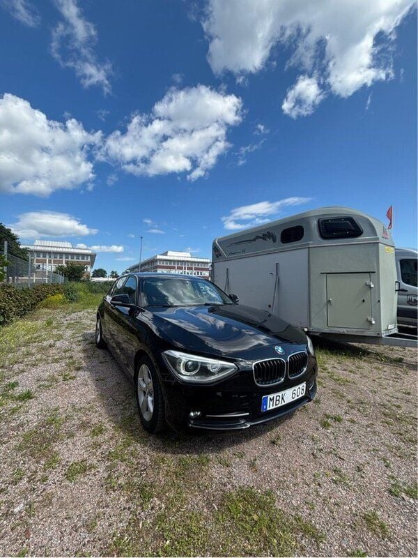 Svart Begagnad 2012 BMW 118 Sport Line Halvkombi | 92 000 kr (Marknadspris) - Bild 1/4