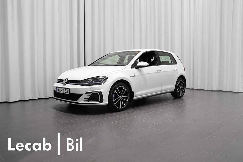Vit (pure white) Begagnad 2020 VW Golf VIII GTE Kombi | 209 500 kr (Bra pris) - Bild 1/4