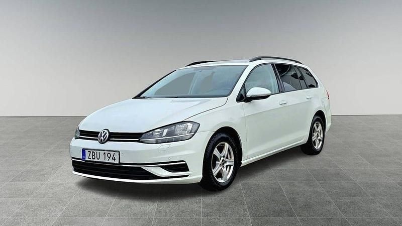 Vit Begagnad 2018 VW Golf VII Kombi | 89 900 kr (Superpris) - Bild 1/4